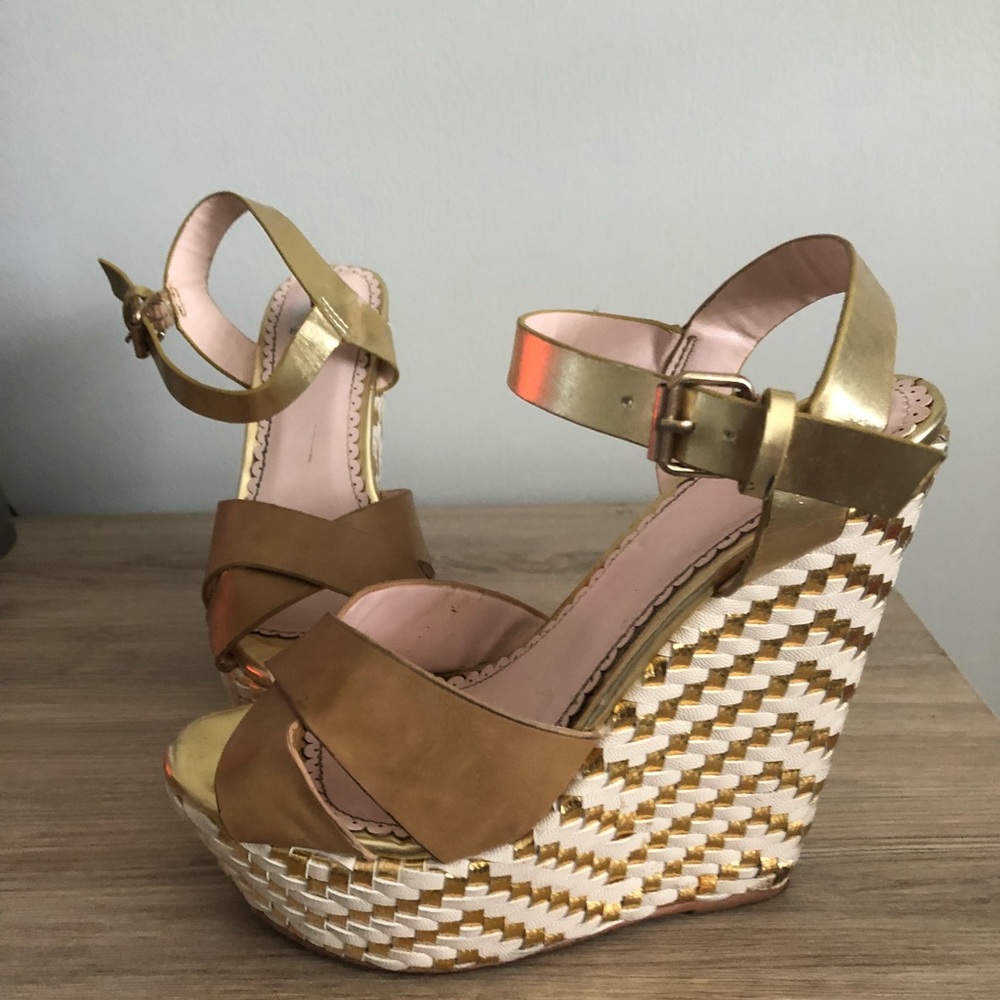 Madison Tan/gold wedges